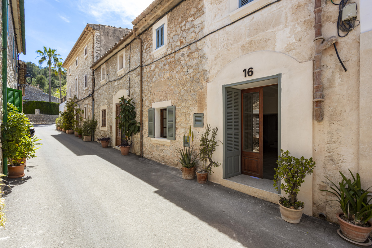 Stadthaus-Mancor de la Vall-Design-Modern-Blick (16)