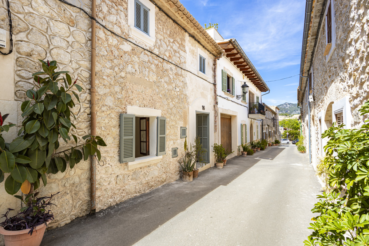 Stadthaus-Mancor de la Vall-Design-Modern-Blick (18)