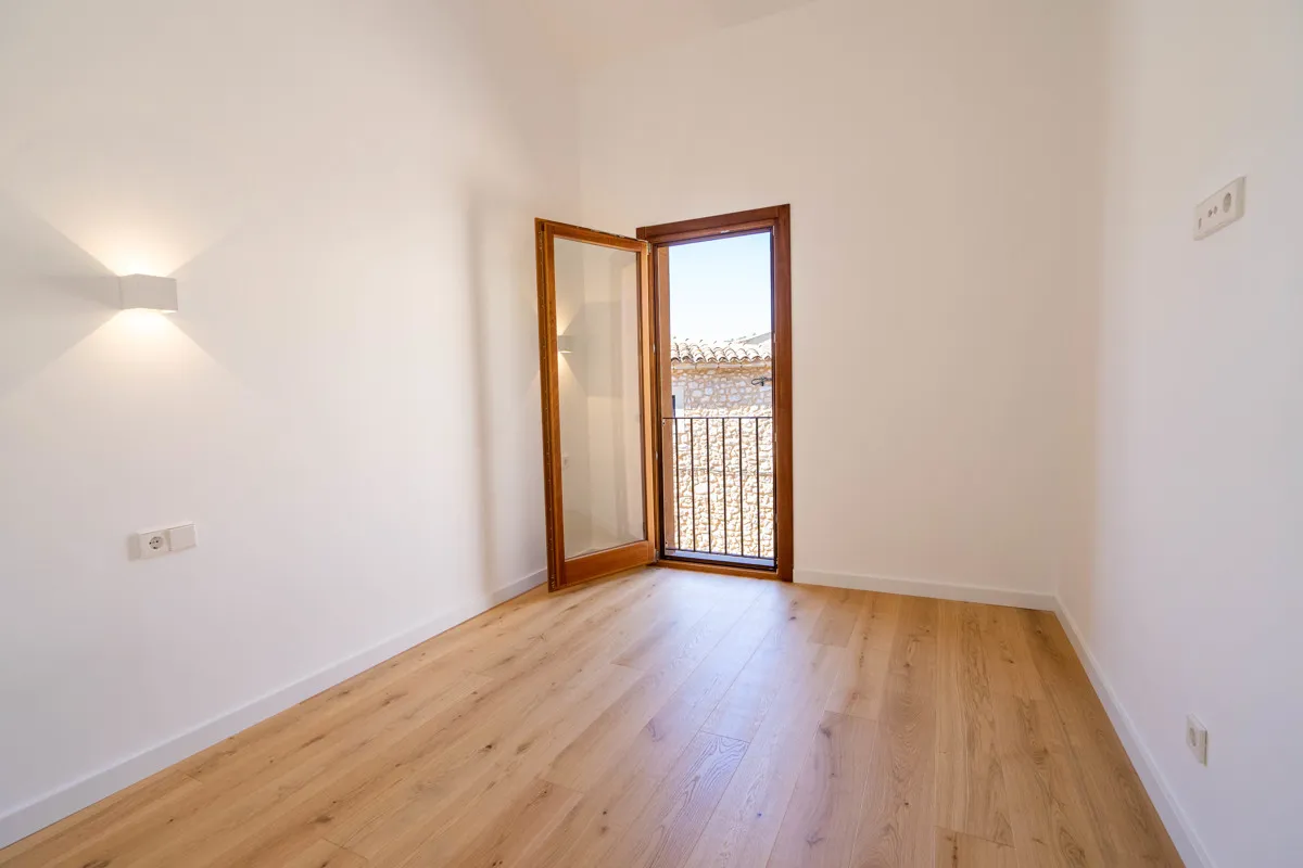 Room facing the street
