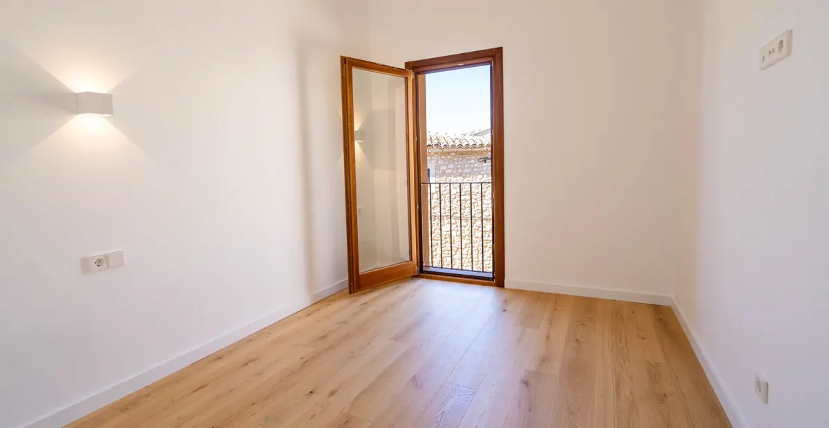 Room facing the street