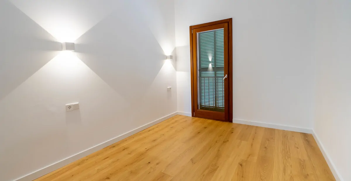 Habitación con suelo de madera