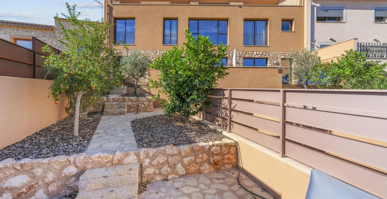 moderna-casa-de-pueblo-con-piscina-en-biniamar