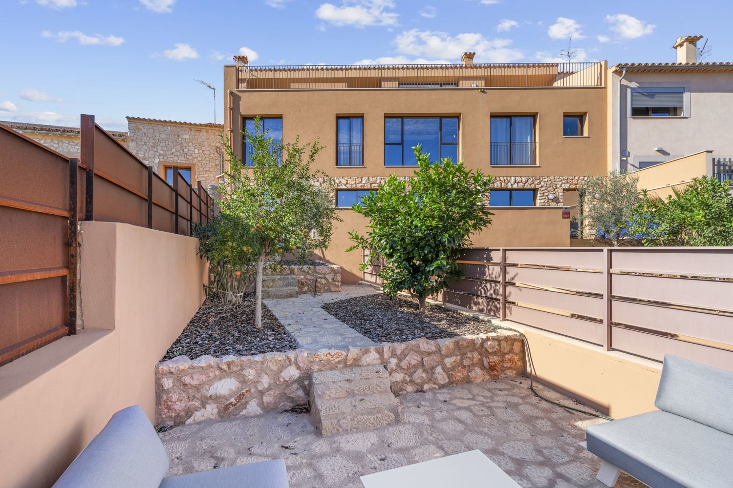 moderna-casa-de-pueblo-con-piscina-en-biniamar