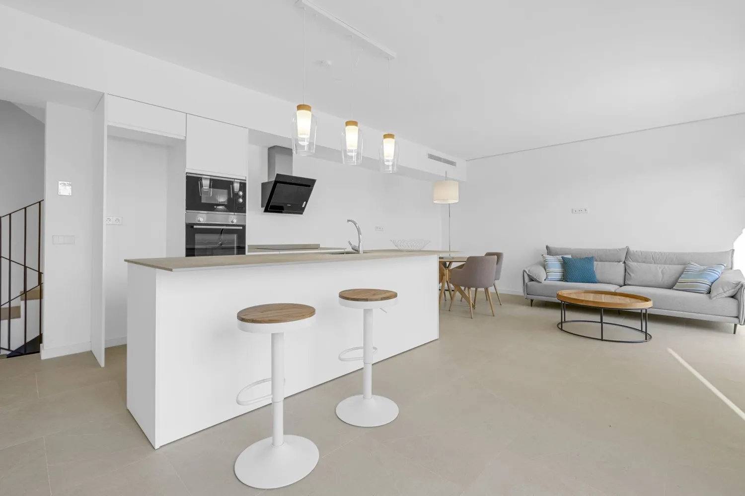 moderna-casa-de-pueblo-con-piscina-en-biniamar