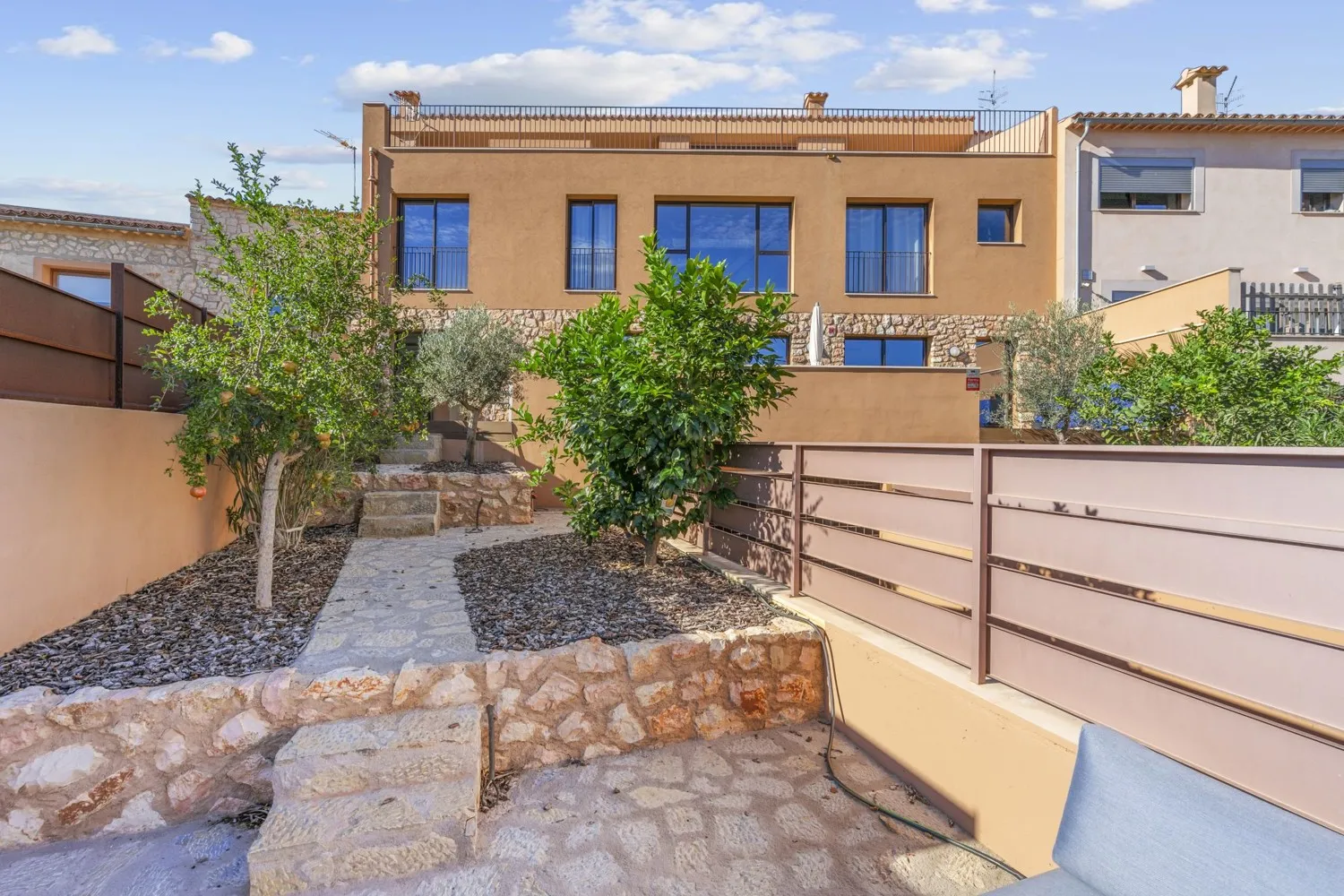 moderna-casa-de-pueblo-con-piscina-en-biniamar