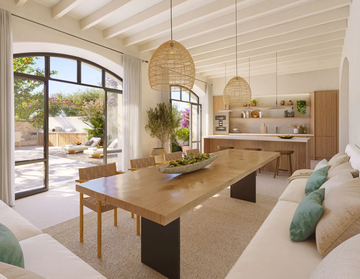 Helles Esszimmer mit Blick in den Garten