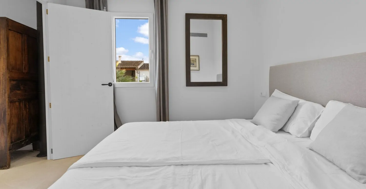 Bedroom with double bed