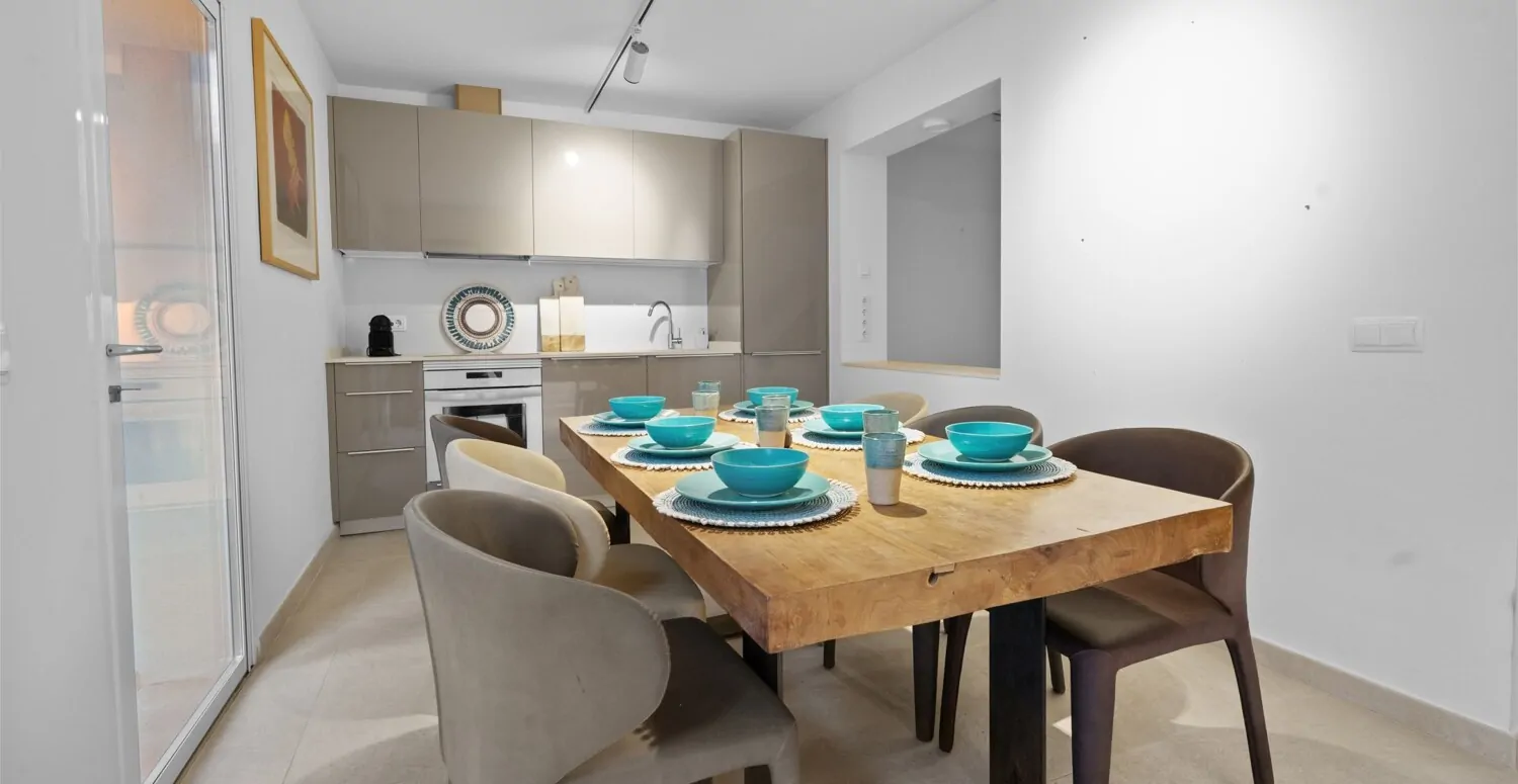 Fitted kitchen with dining table