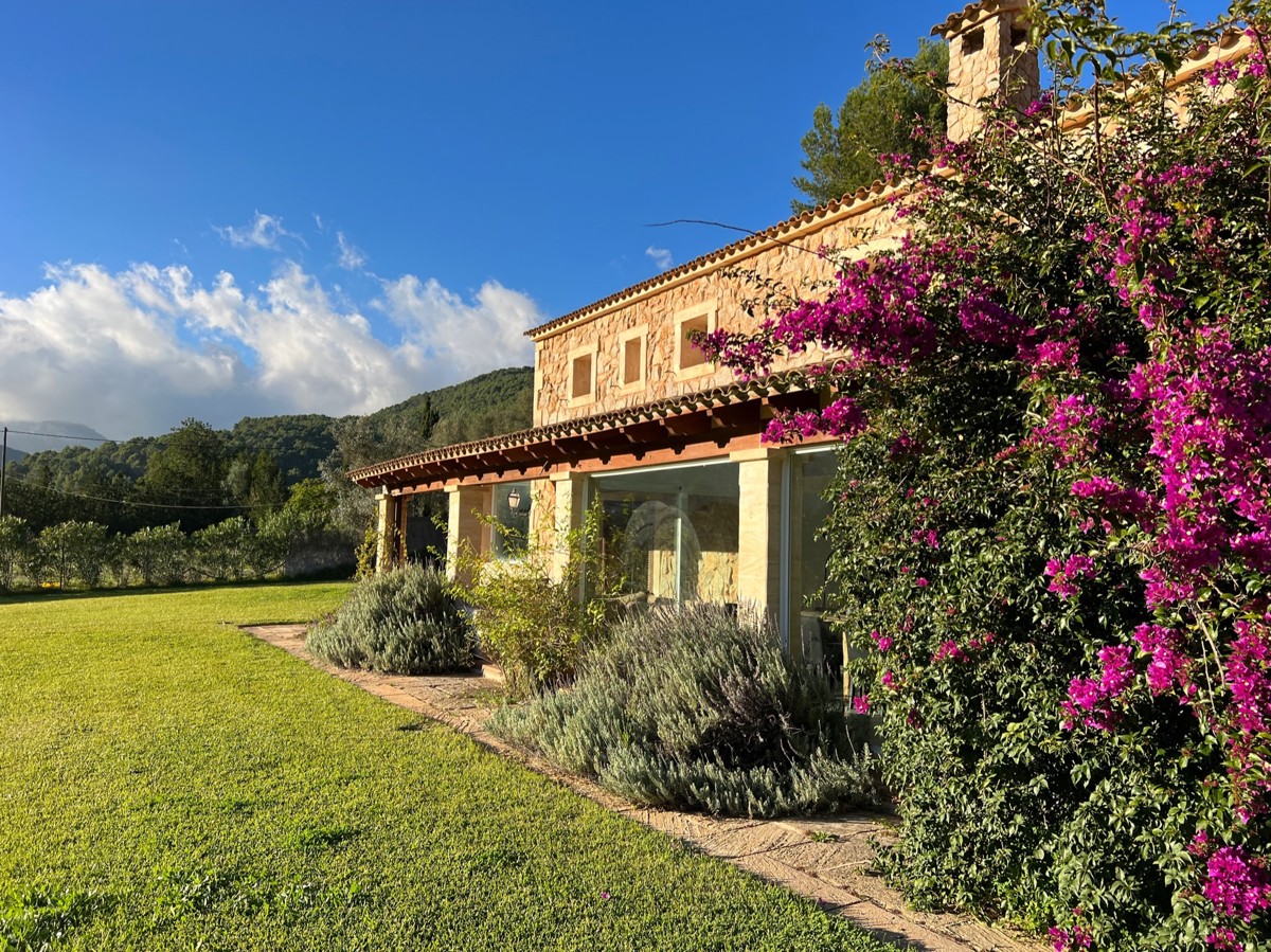 En alquiler bonita finca rústica con casa de piedra y cuadra de caballos, situada en una zona privilegiada de Esporles.