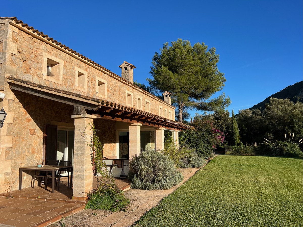 En alquiler bonita finca rústica con casa de piedra y cuadra de caballos, situada en una zona privilegiada de Esporles.