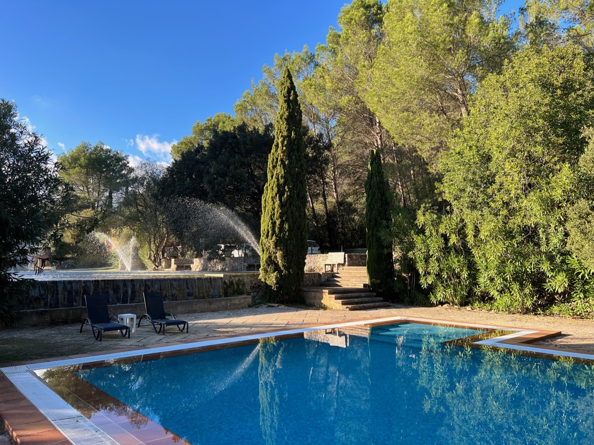 En alquiler bonita finca rústica con casa de piedra y cuadra de caballos, situada en una zona privilegiada de Esporles.