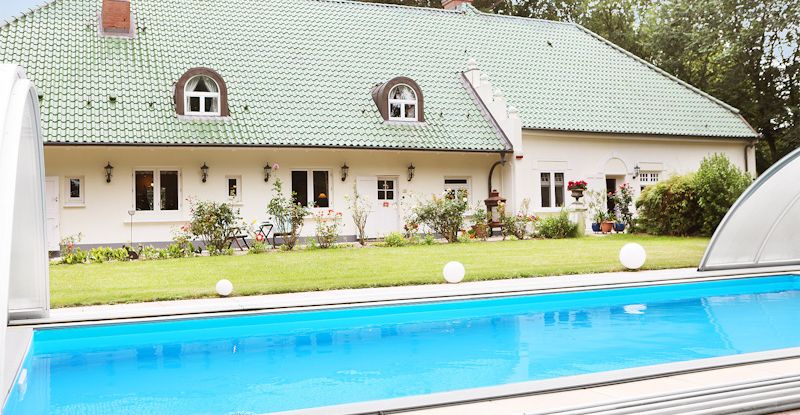 Rückseite mit geöffnetem Pool