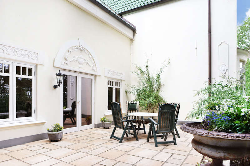 großzügige Terrasse vor der Einliegerwohnung