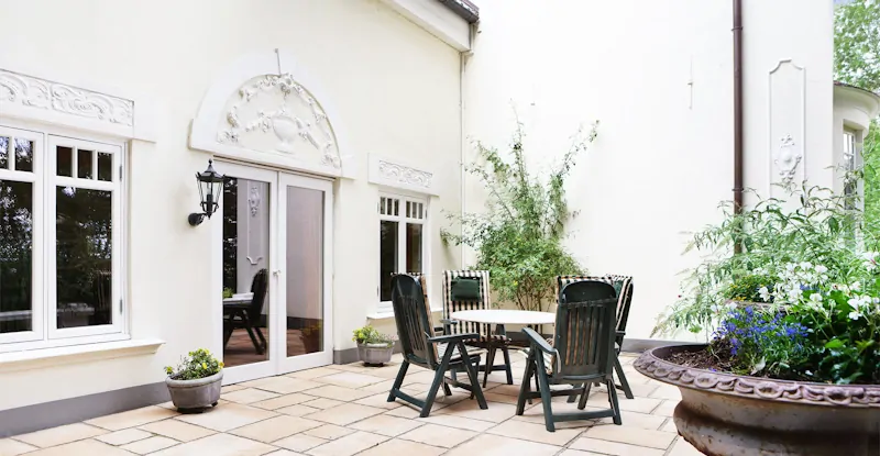 großzügige Terrasse vor der Einliegerwohnung