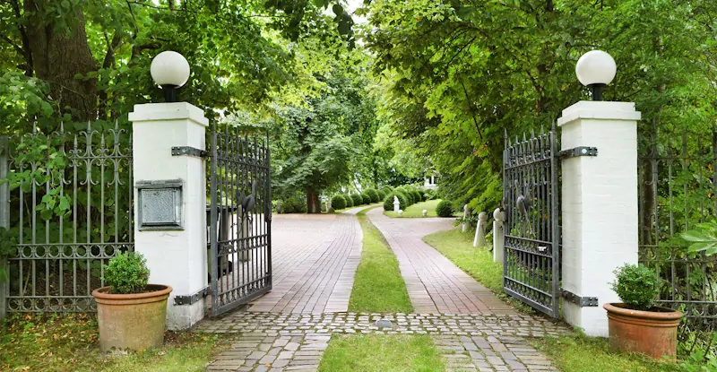 Elektrisches Tor mit imposanter Auffahrt