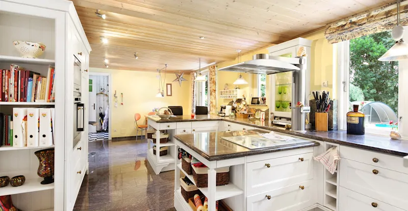 moderne Küche mit viel Arbeitsfläche