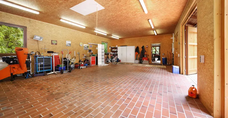 Innenaufnahme Garage mit Grube