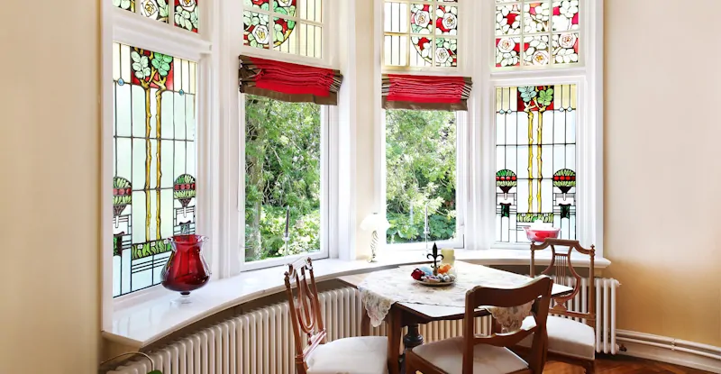 beeindruckende Buntglasscheiben