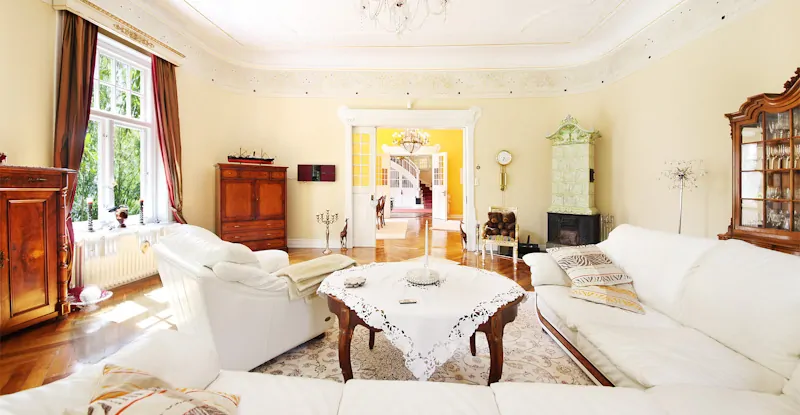 Salon mit Stilelementen und Ofen