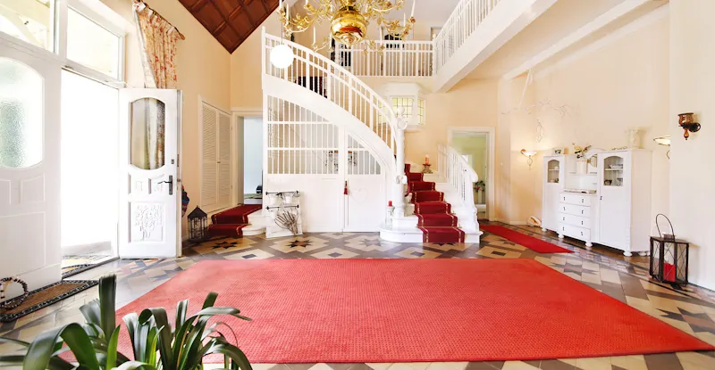 Eingangshalle mit Blick auf die Treppe und Galerie