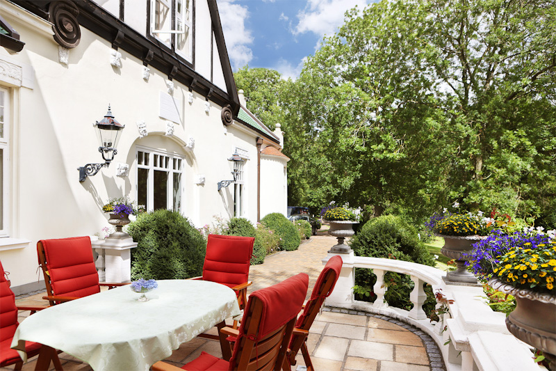 große Terrasse vor dem Eingangsbereich