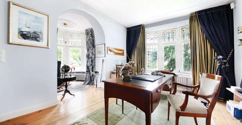 Turmzimmer mit Erker im Erdgeschoss