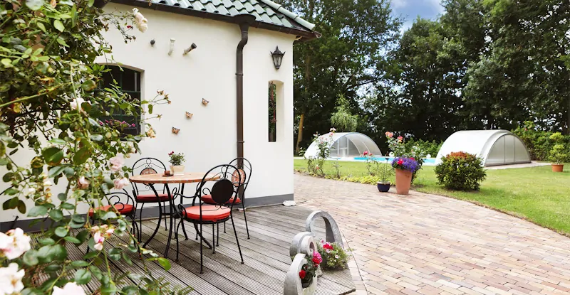 idyllische Terrasse mit Blick zum Pool
