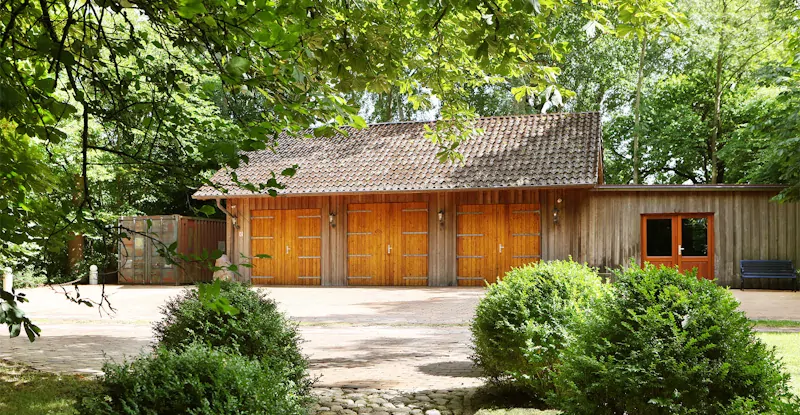 Garagengebäude mit angeschlossener Werkstatt