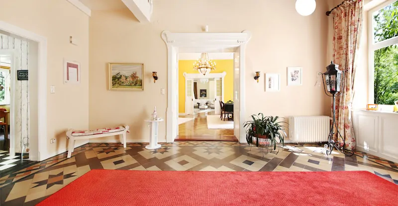 Blick von der Halle über Esszimmer bis in den Salon