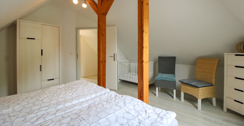 3. Schlafzimmer mit Babybett
