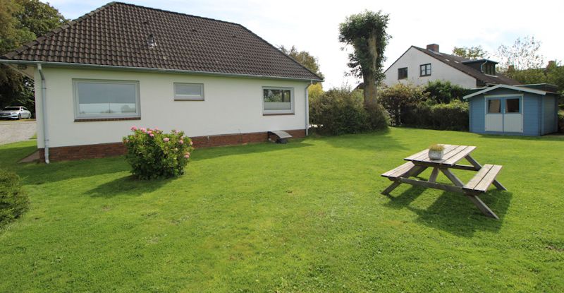 Rückansicht mit Gartenhaus