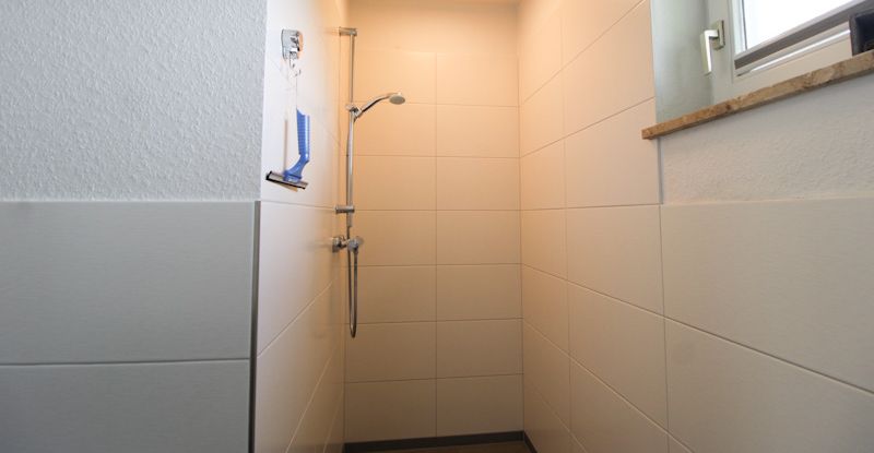 ... mit Einlaufdusche