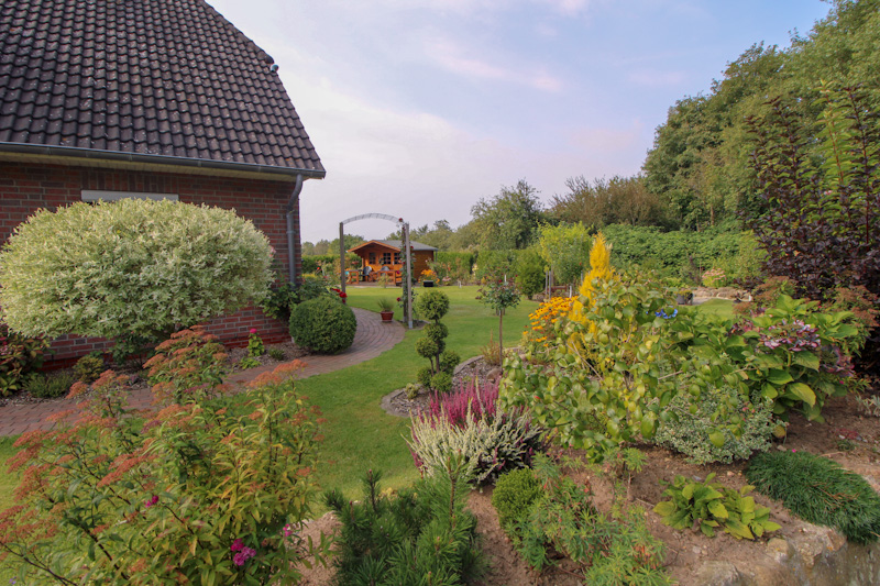 seitlicher Blick in den Garten