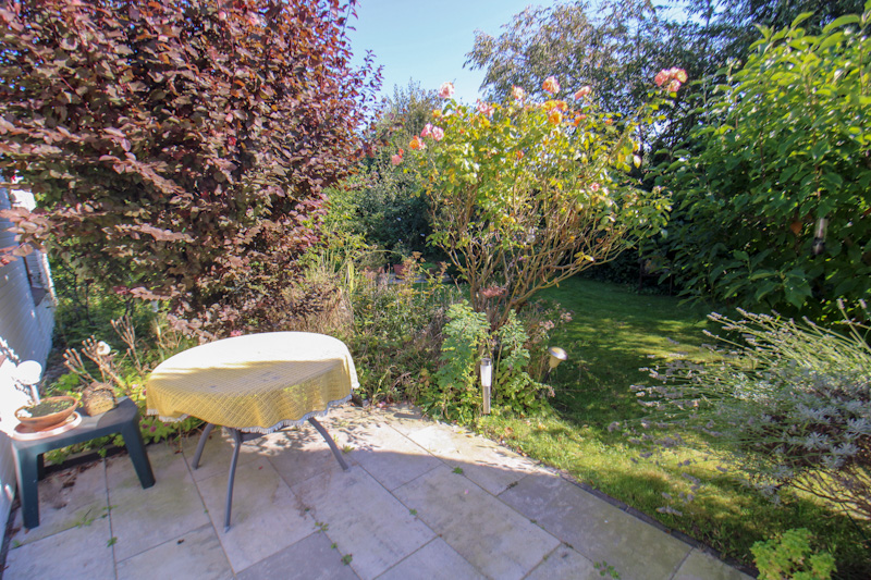 Blick von der Terrasse in den Garten