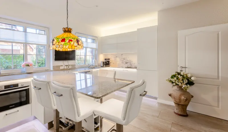 Traumküche mit Esstresen