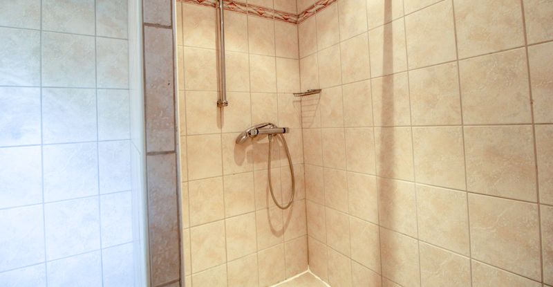 und Einlaufdusche