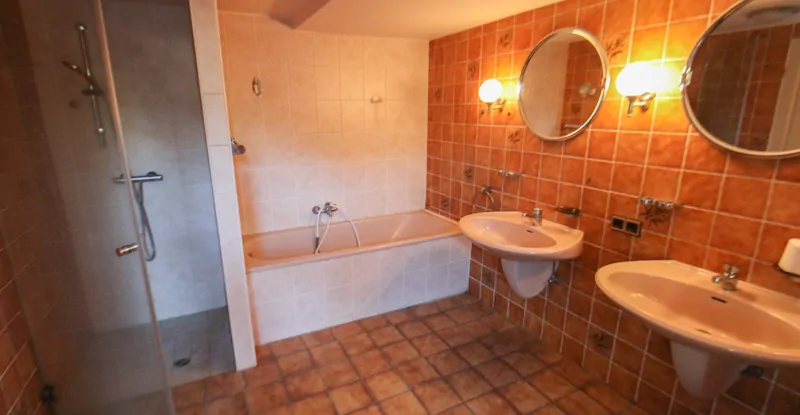 ... Badewanne und Einlaufdusche