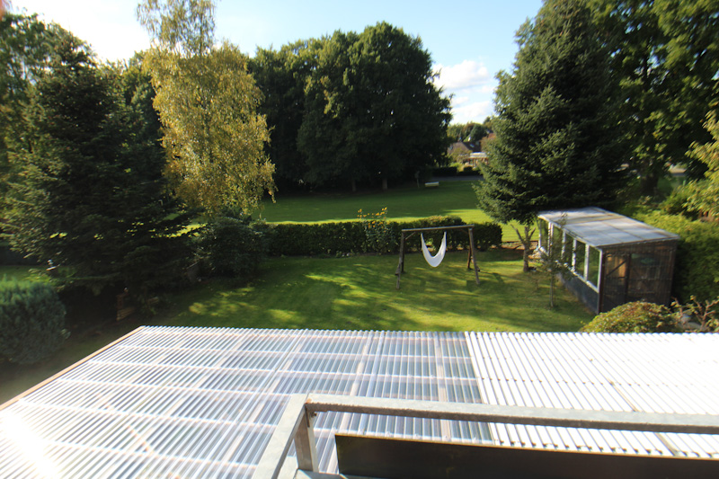 Blick vom Balkon in den Garten