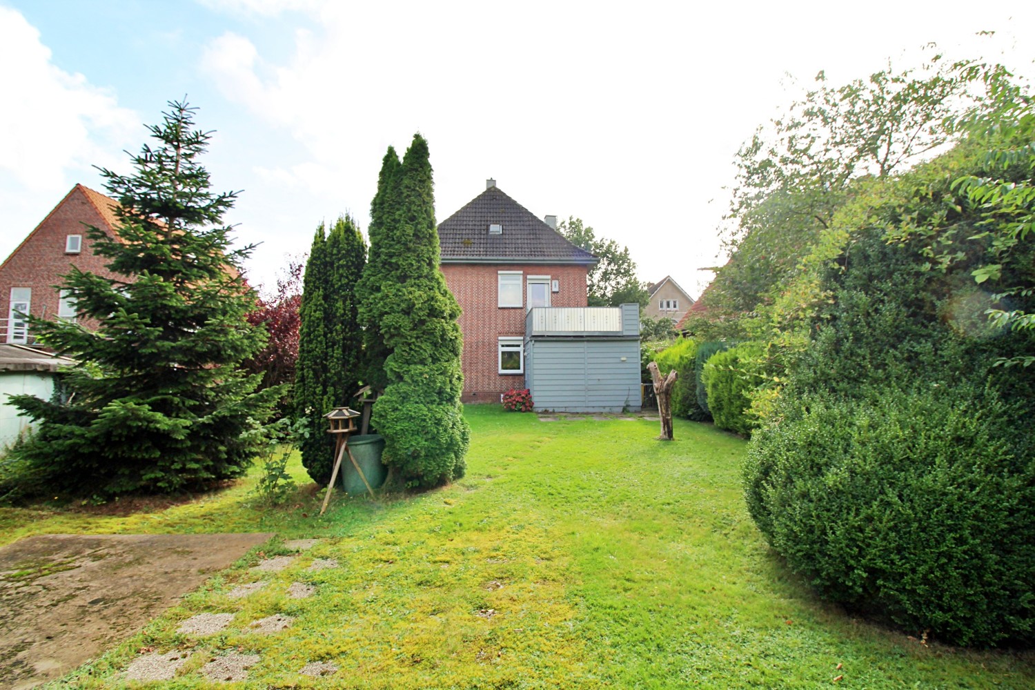 Blick vom Garten auf das Haus