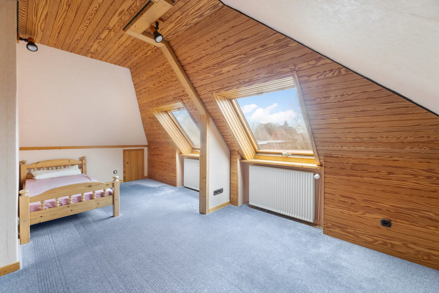 großes Zimmer im Obergeschoss