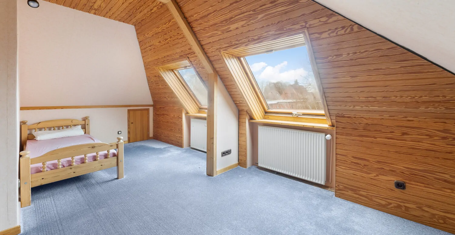 großes Zimmer im Obergeschoss