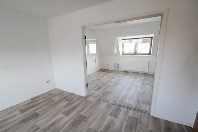 .. mit Glastür in das 2. Zimmer