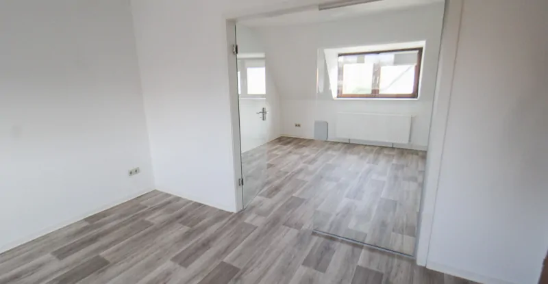 .. mit Glastür in das 2. Zimmer