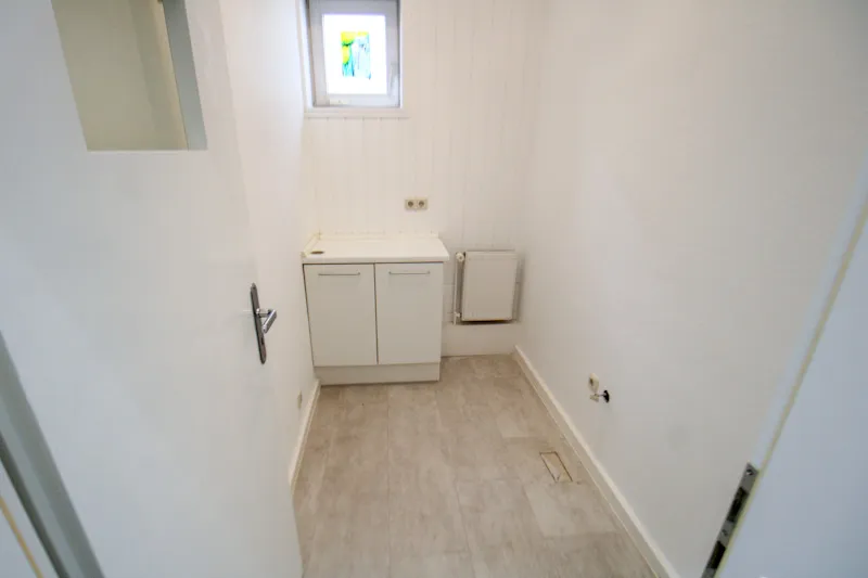 kleiner Raum neben dem Besucher-WC, evtl. eine Duschbad