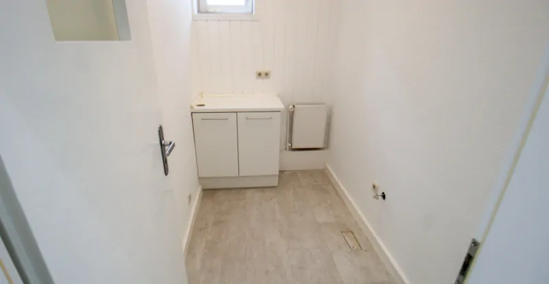 kleiner Raum neben dem Besucher-WC, evtl. eine Duschbad