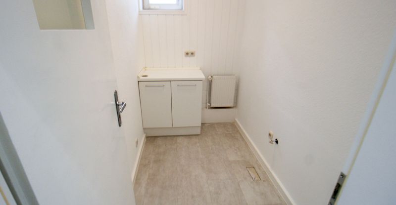kleiner Raum neben dem Besucher-WC, evtl. eine Duschbad