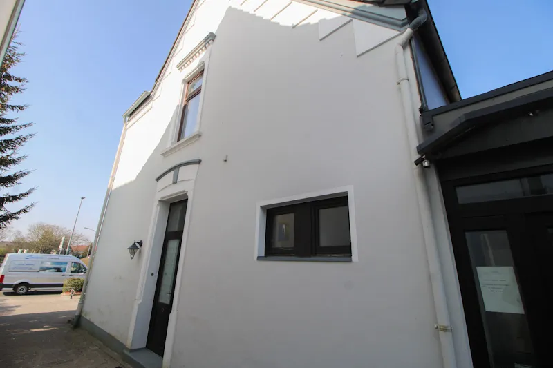 seitlicher Eingang, sowie Hauptzugang zum Obergeschoss