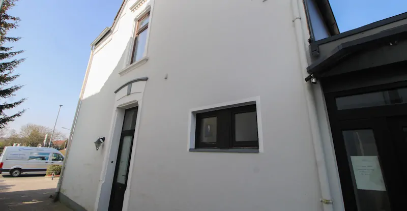 seitlicher Eingang, sowie Hauptzugang zum Obergeschoss