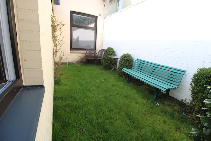 kleiner Grünstreifen neben dem Haus