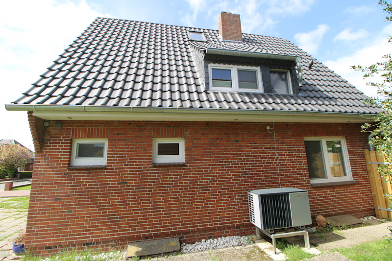 Seitenansicht mit Wärmepumpe